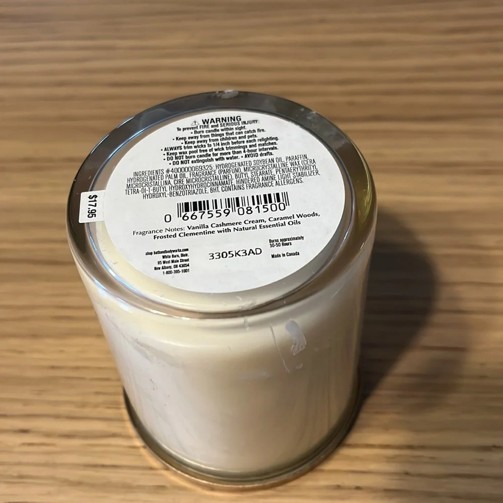 Bath & Body Works Single Wick Candle. Snowflakes & Cashmere.